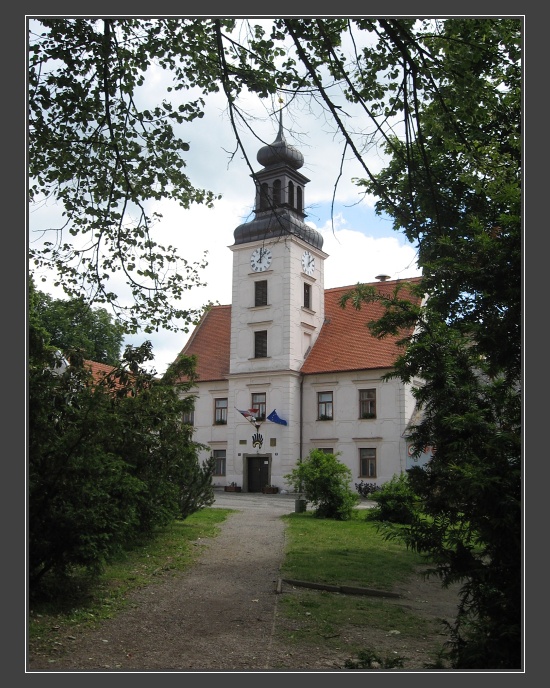Lomnice, radnice