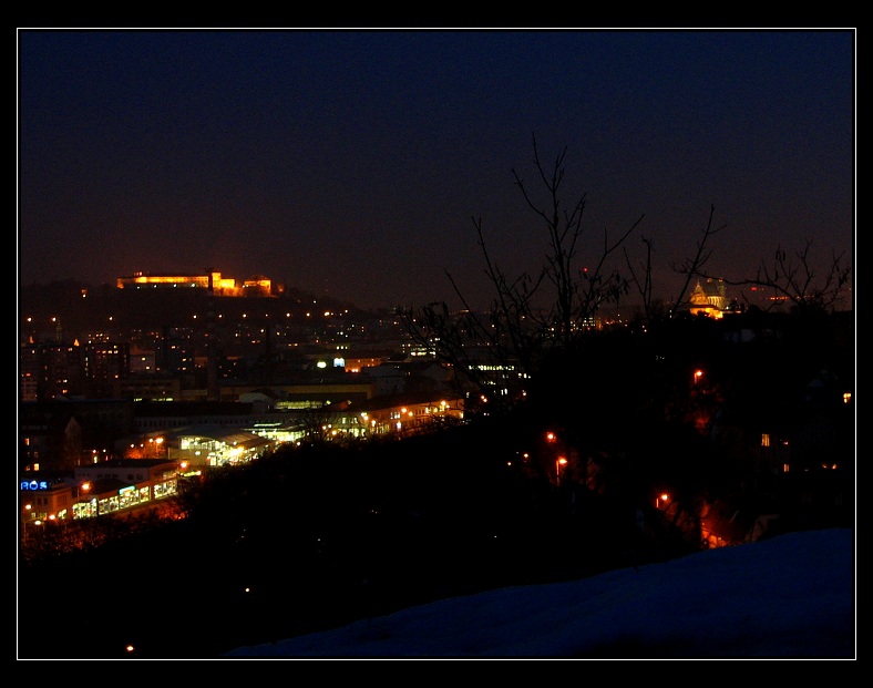 noční Brno z vyhlídky nad Kamenkou