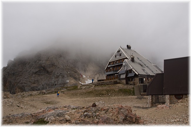 Triglavski dom na Kredarici, v pozadí Triglav