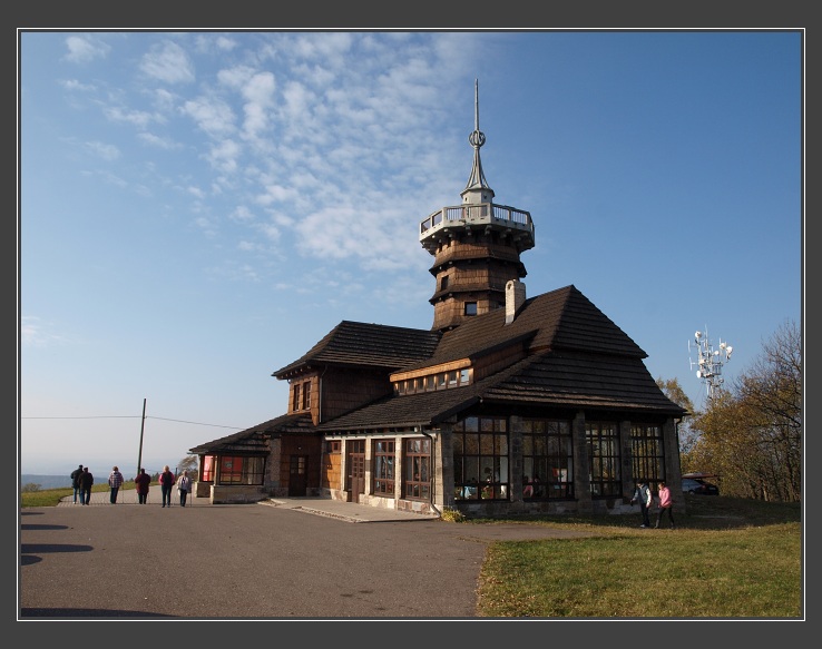 Jir�skova turistick� chata s rozhlednou na Dobro�ov�