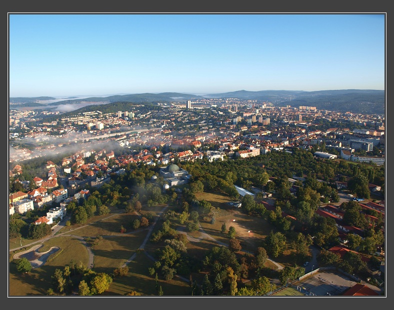 vyhl�dkov� let nad Brnem