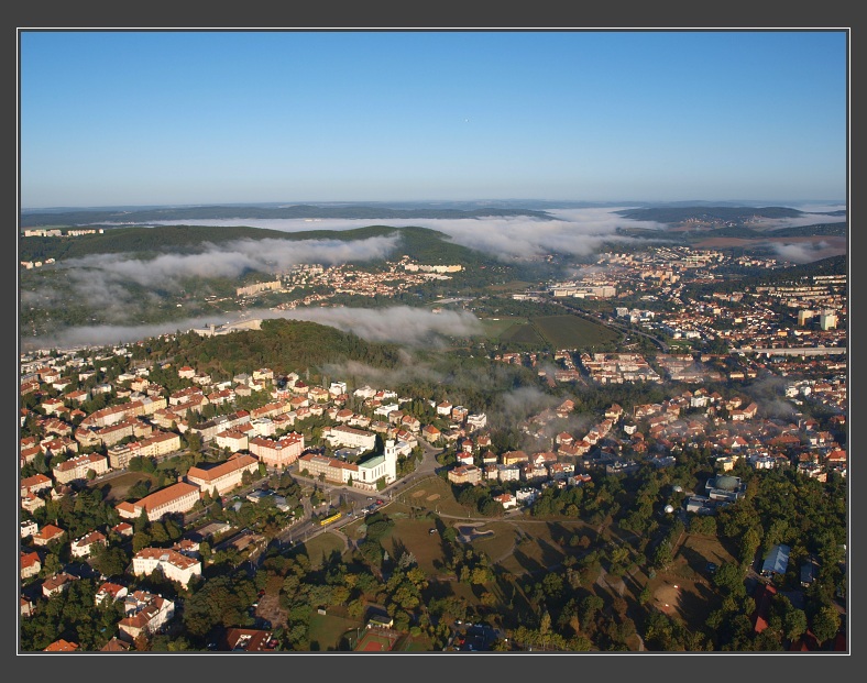 vyhl�dkov� let nad Brnem