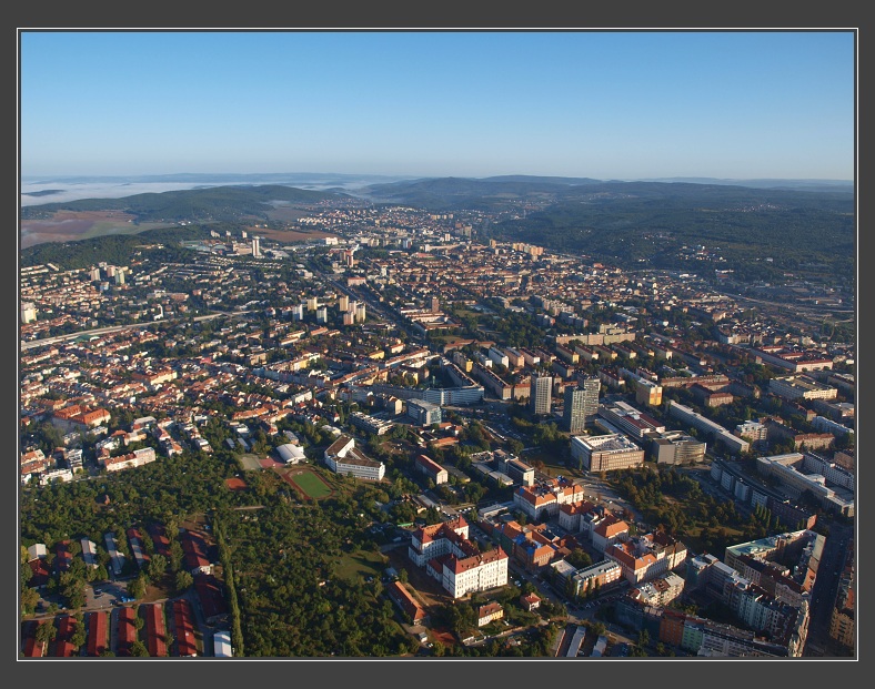 vyhl�dkov� let nad Brnem