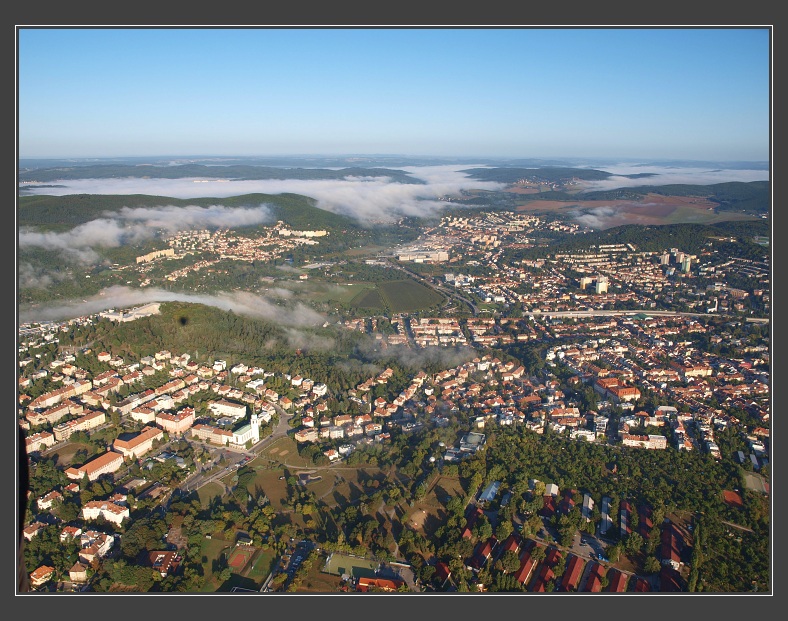 vyhl�dkov� let nad Brnem