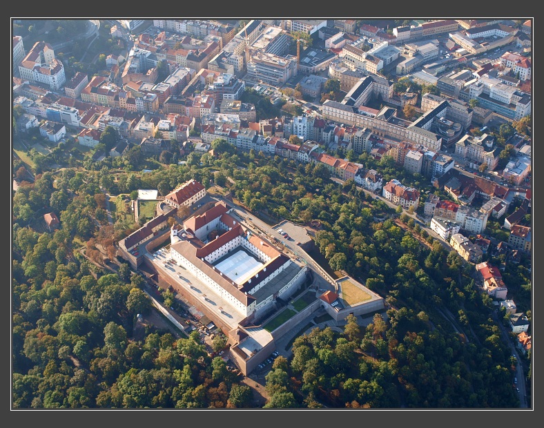 vyhl�dkov� let nad Brnem