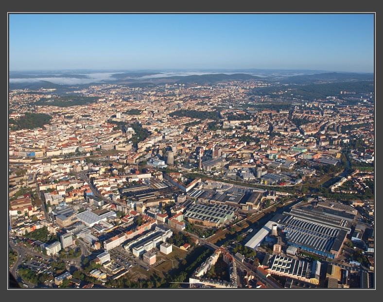 vyhl�dkov� let nad Brnem