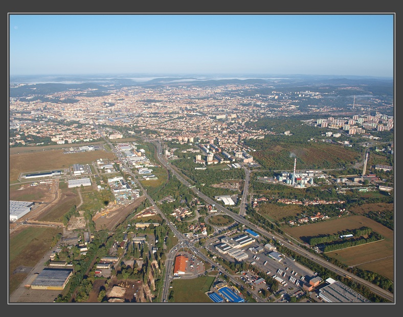 vyhl�dkov� let nad Brnem