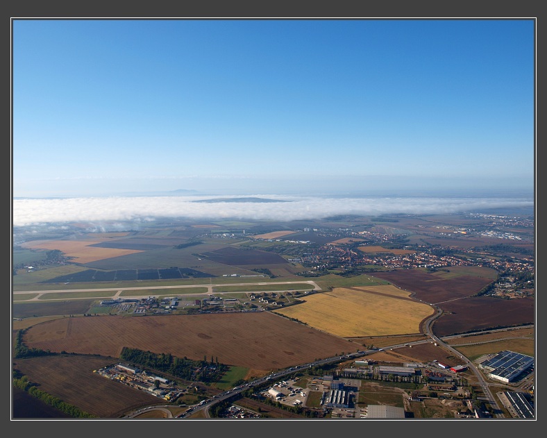 vyhl�dkov� let nad Brnem
