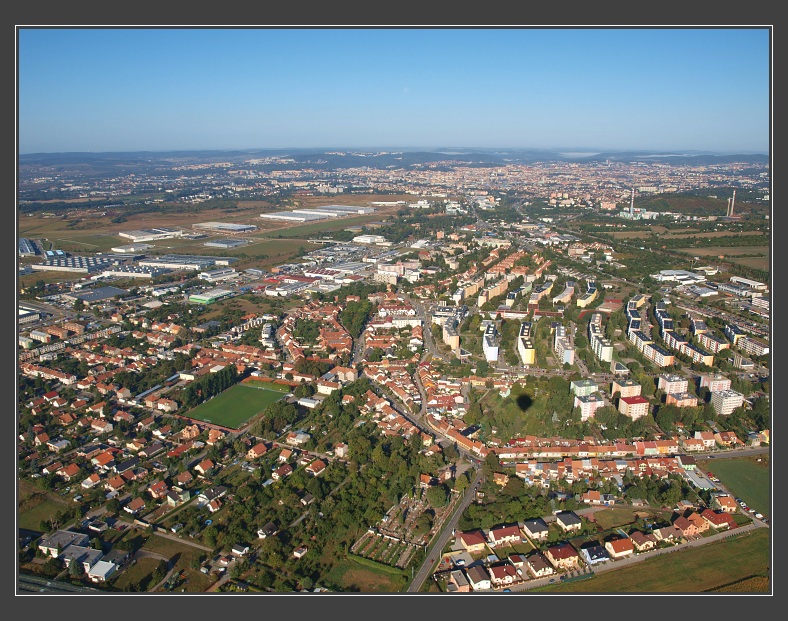 vyhl�dkov� let nad Brnem