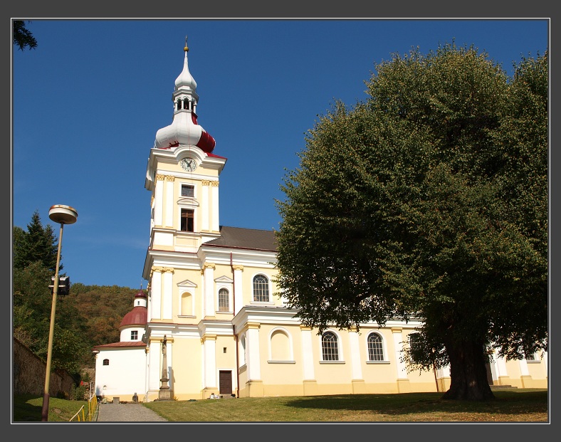 kostel v Pustim��i s chr�n�nou l�pou