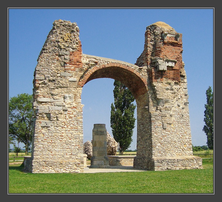 Petronell-Carnuntum, Heidentor