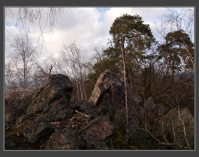 Spálená skála, Babí lom u Lelekovic