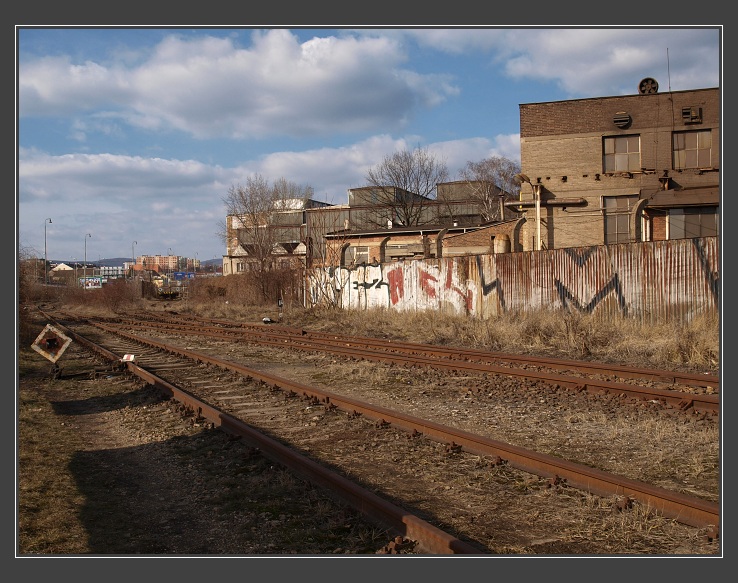 mezi Královopolským nádražím a bývalou cihelnou