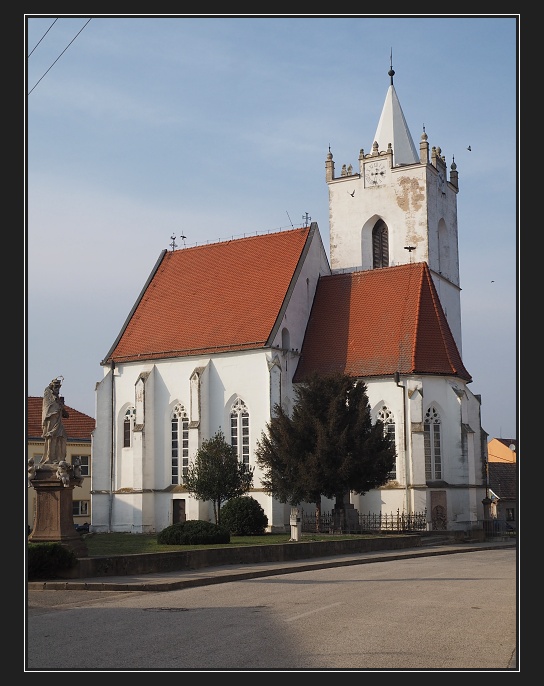 původně opevněný gotický kostel sv. Mikuláše a sv. Václava v Pouzdřanech